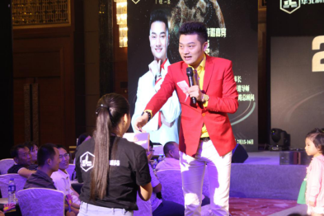 华北制药撩一条新品发布会现场招商哥袁亮老师与一现场客户进行积极互动